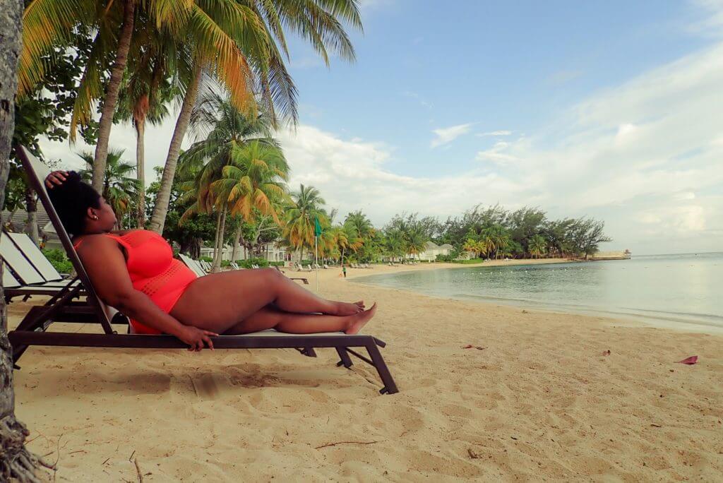 diedreinwanderland_black-woman-curvy-girl-lounging-beach